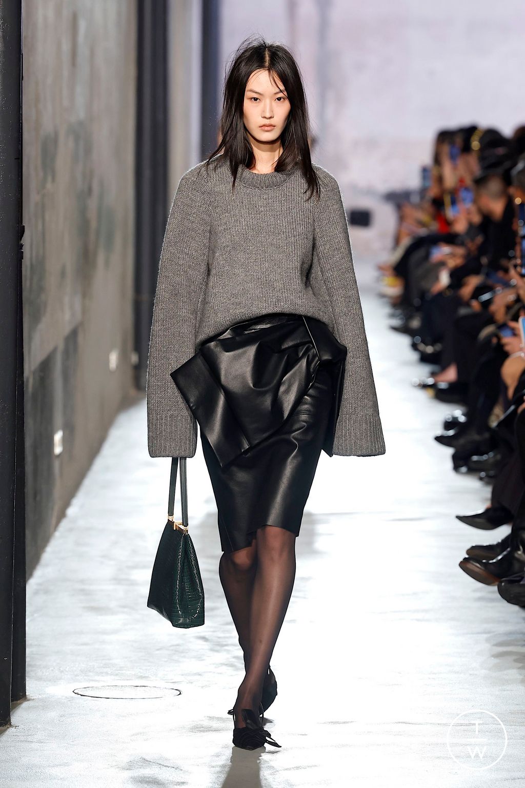 Fashion Week Milan Fall/Winter 2025 look 19 from the N°21 collection 女装