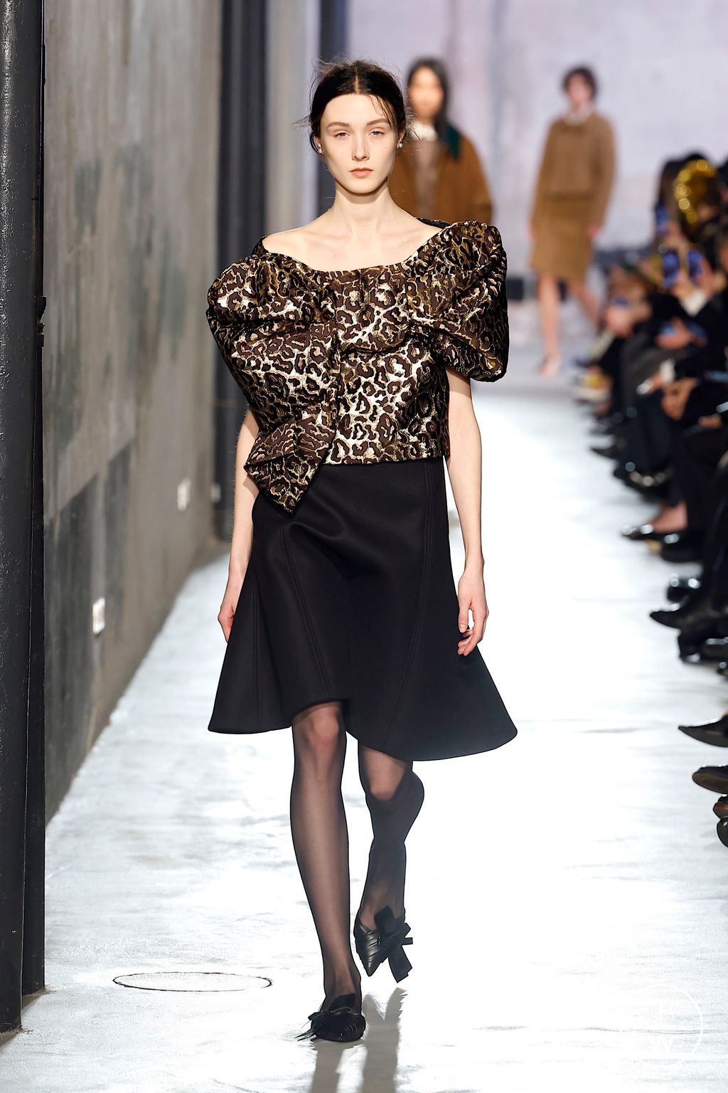 Fashion Week Milan Fall/Winter 2025 look 28 from the N°21 collection womenswear