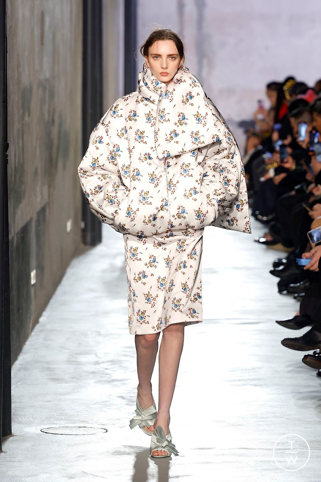 Fashion Week Milan Fall/Winter 2025 look 38 de la collection N°21 womenswear