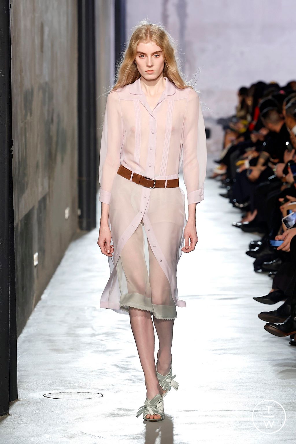 Fashion Week Milan Fall/Winter 2025 look 43 from the N°21 collection womenswear