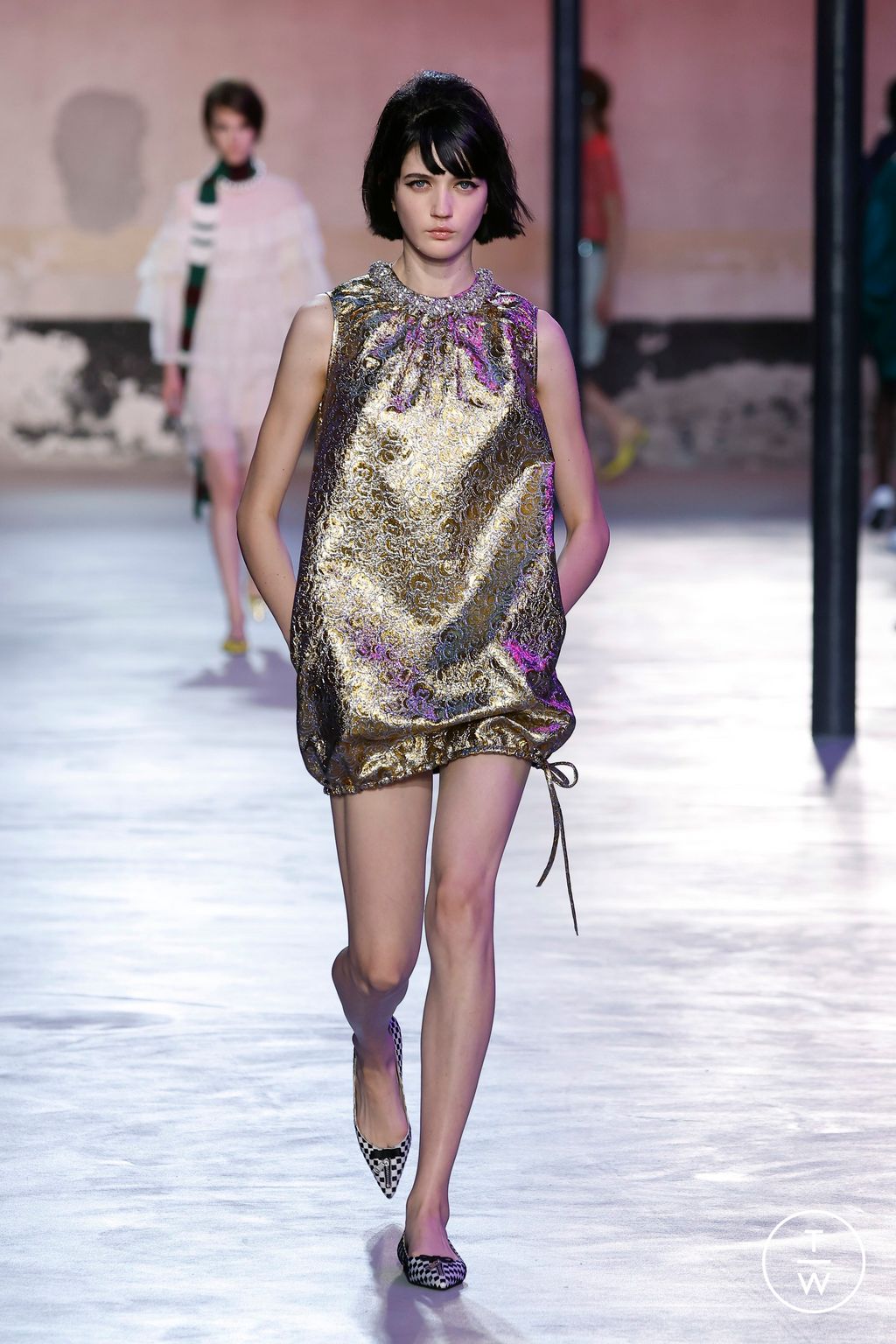 Fashion Week Milan Spring/Summer 2025 look 15 from the N°21 collection 女装
