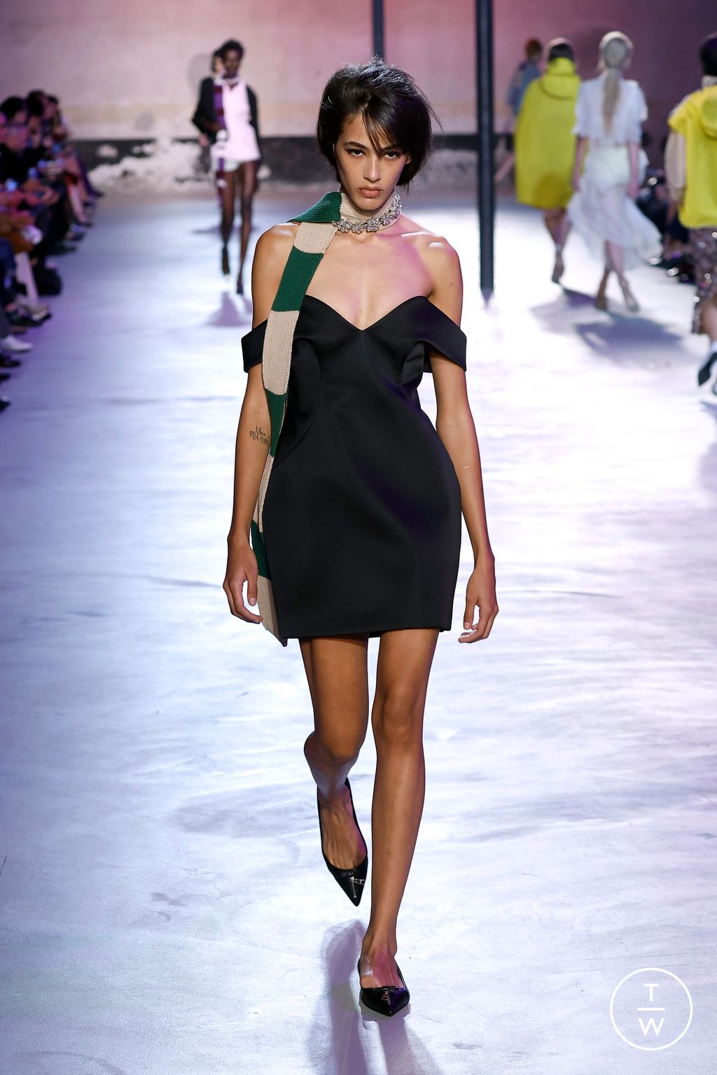 Fashion Week Milan Spring/Summer 2025 look 27 from the N°21 collection 女装
