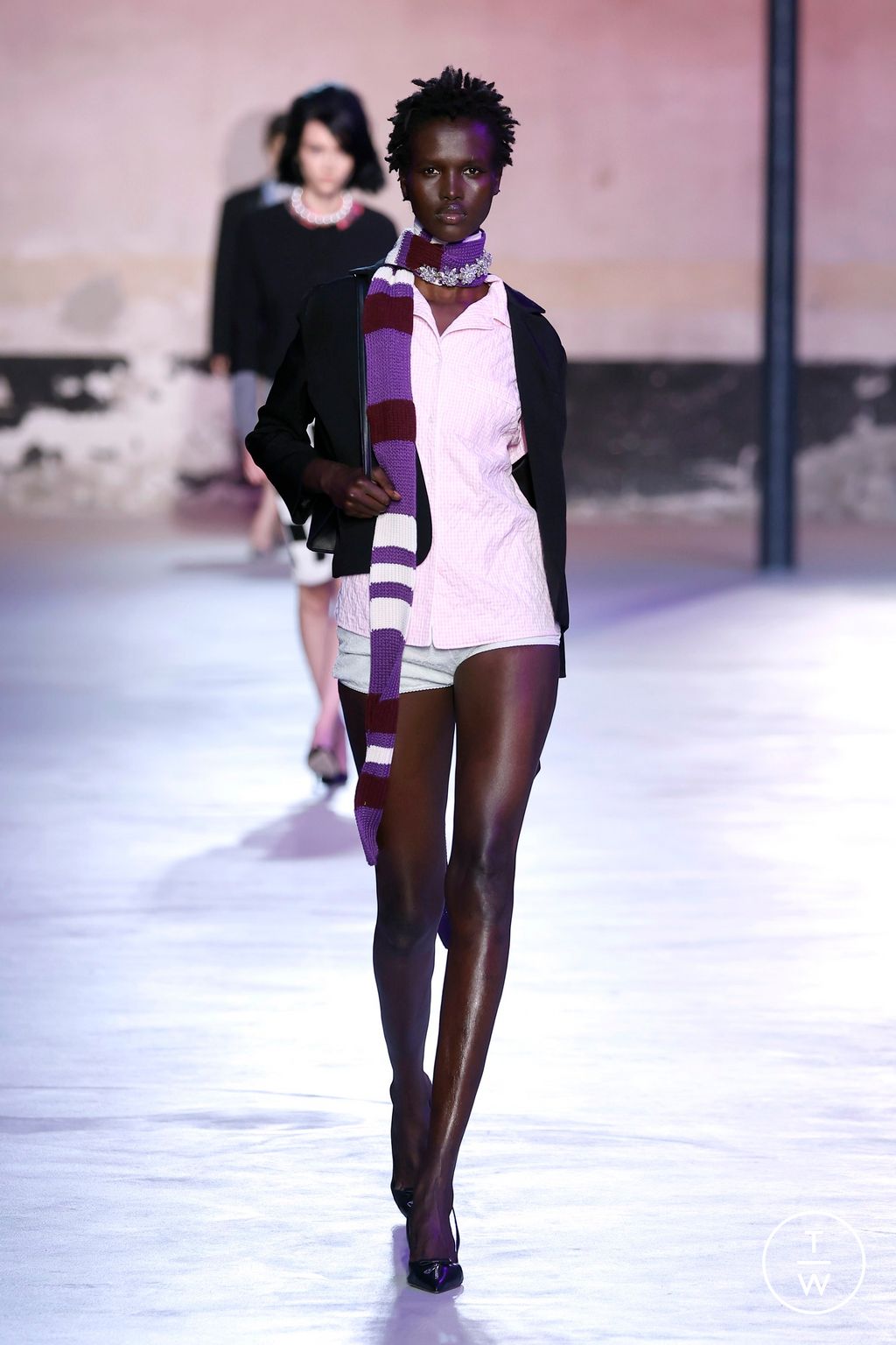 Fashion Week Milan Spring/Summer 2025 look 28 from the N°21 collection 女装