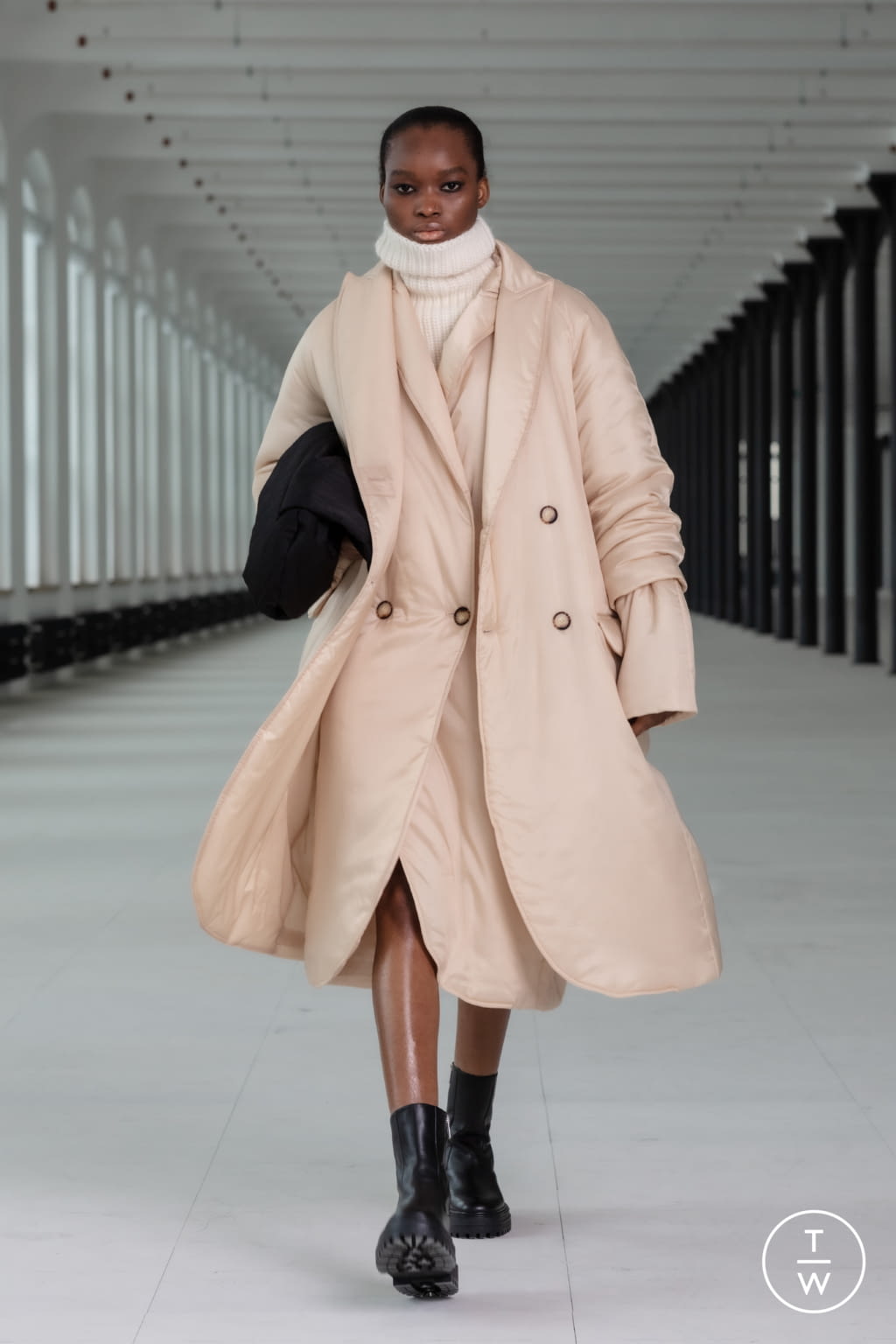 Fashion Week Paris Fall/Winter 2021 look 1 from the Nehera collection 女装