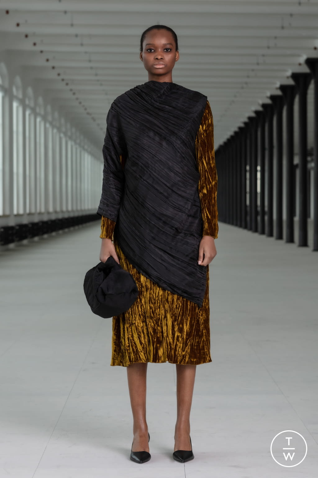 Fashion Week Paris Fall/Winter 2021 look 24 from the Nehera collection womenswear