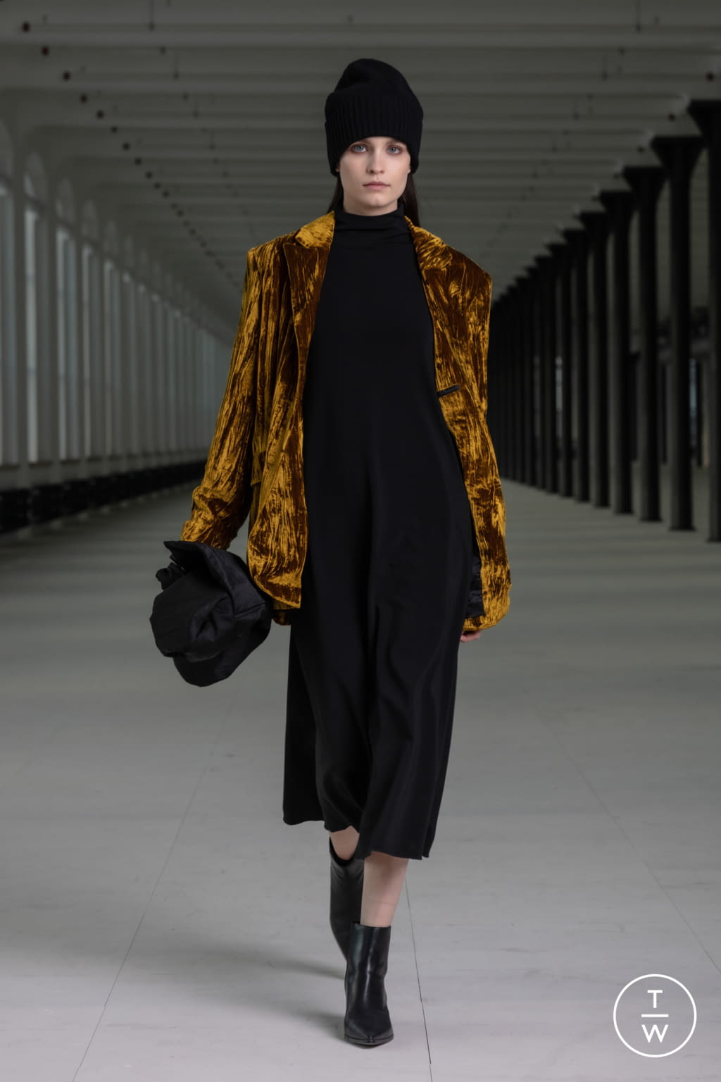 Fashion Week Paris Fall/Winter 2021 look 26 from the Nehera collection 女装