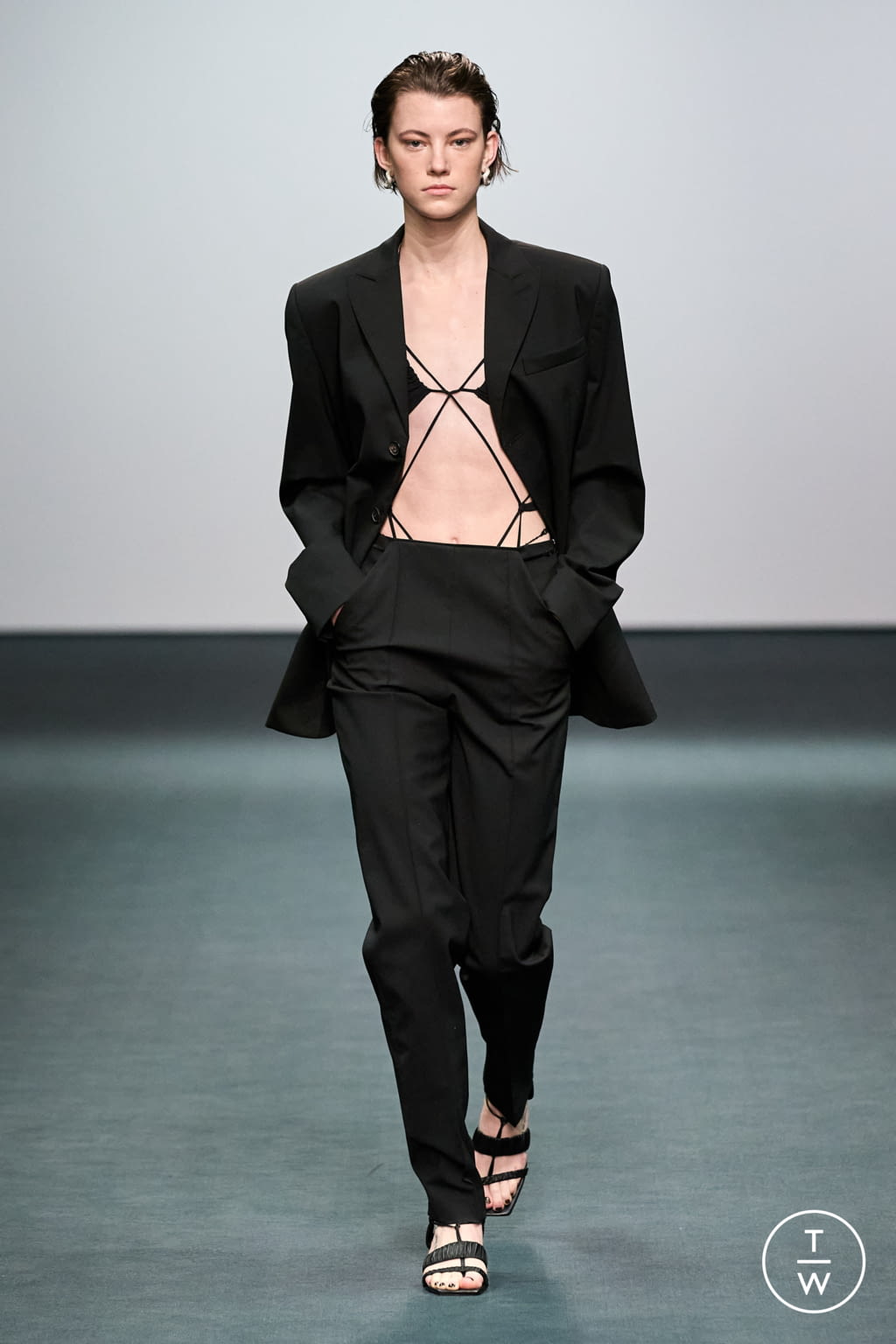 Fashion Week London Fall/Winter 2022 look 30 from the Nensi Dojaka collection 女装