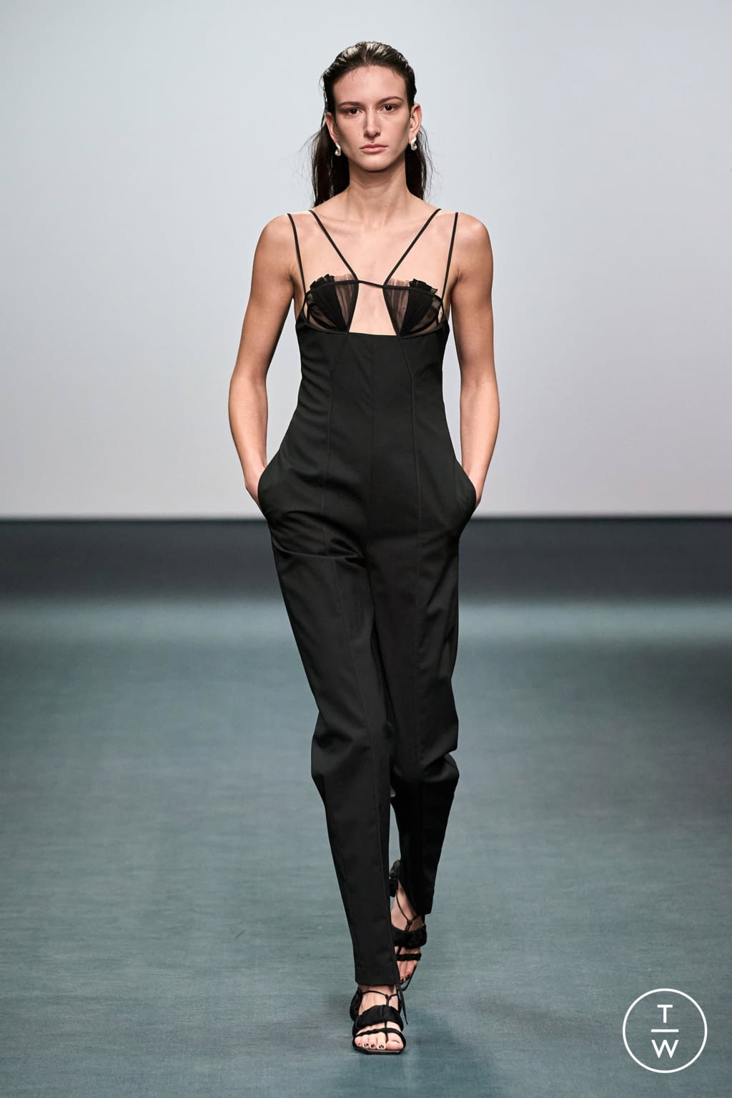 Fashion Week London Fall/Winter 2022 look 35 from the Nensi Dojaka collection womenswear