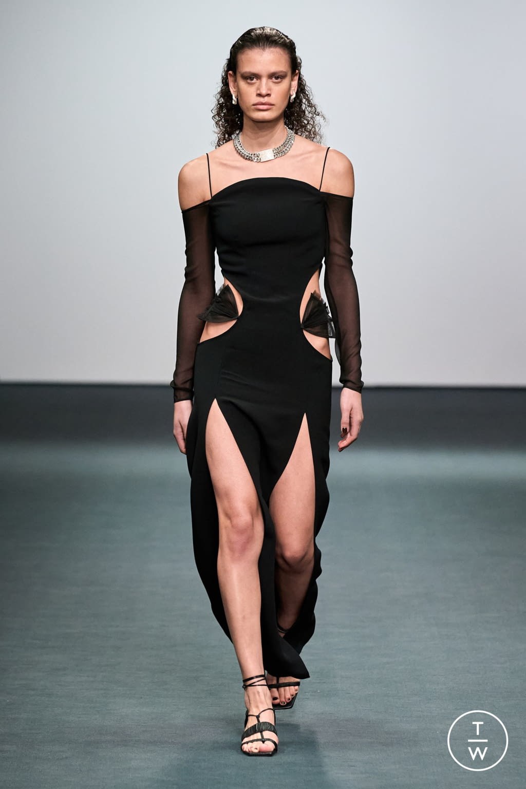 Fashion Week London Fall/Winter 2022 look 37 from the Nensi Dojaka collection 女装