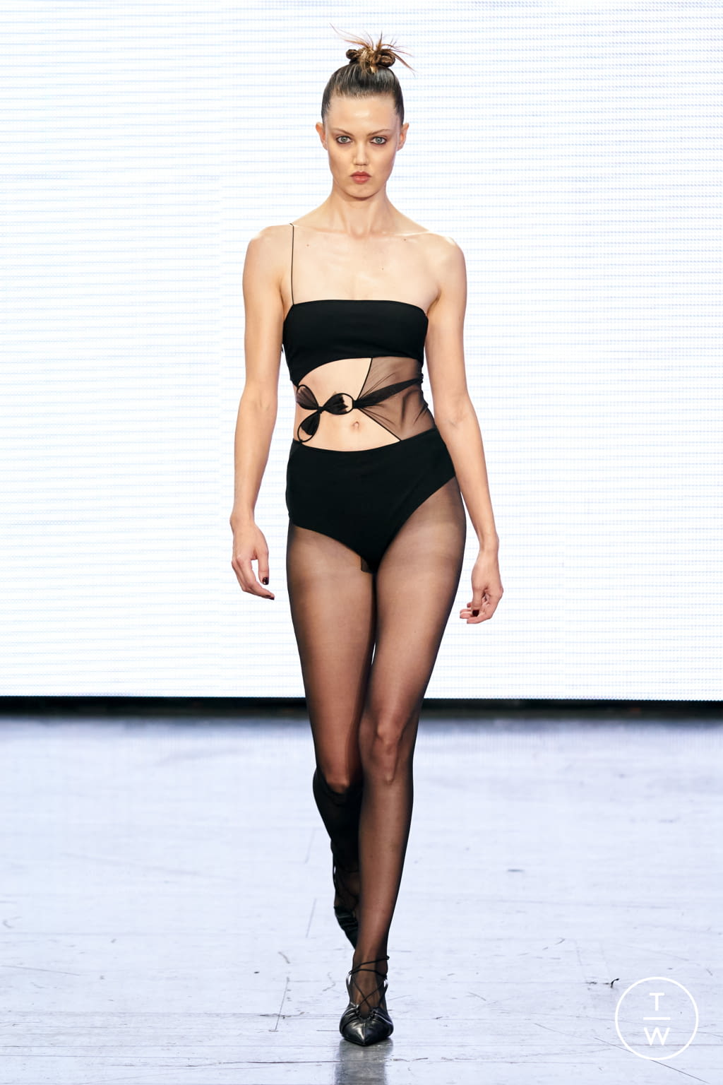 Fashion Week London Spring/Summer 2022 look 4 de la collection Nensi Dojaka womenswear