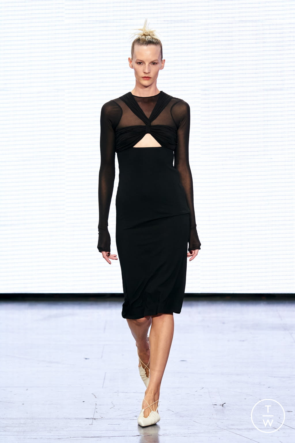 Fashion Week London Spring/Summer 2022 look 9 de la collection Nensi Dojaka womenswear