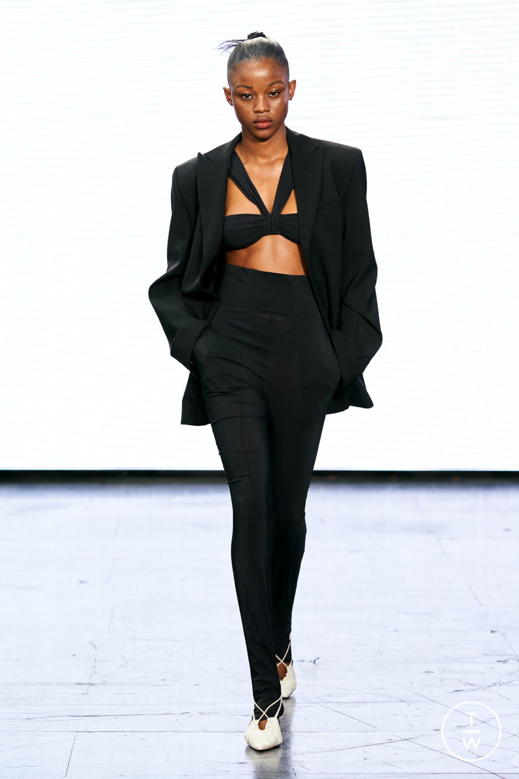 Fashion Week London Spring/Summer 2022 look 12 de la collection Nensi Dojaka womenswear