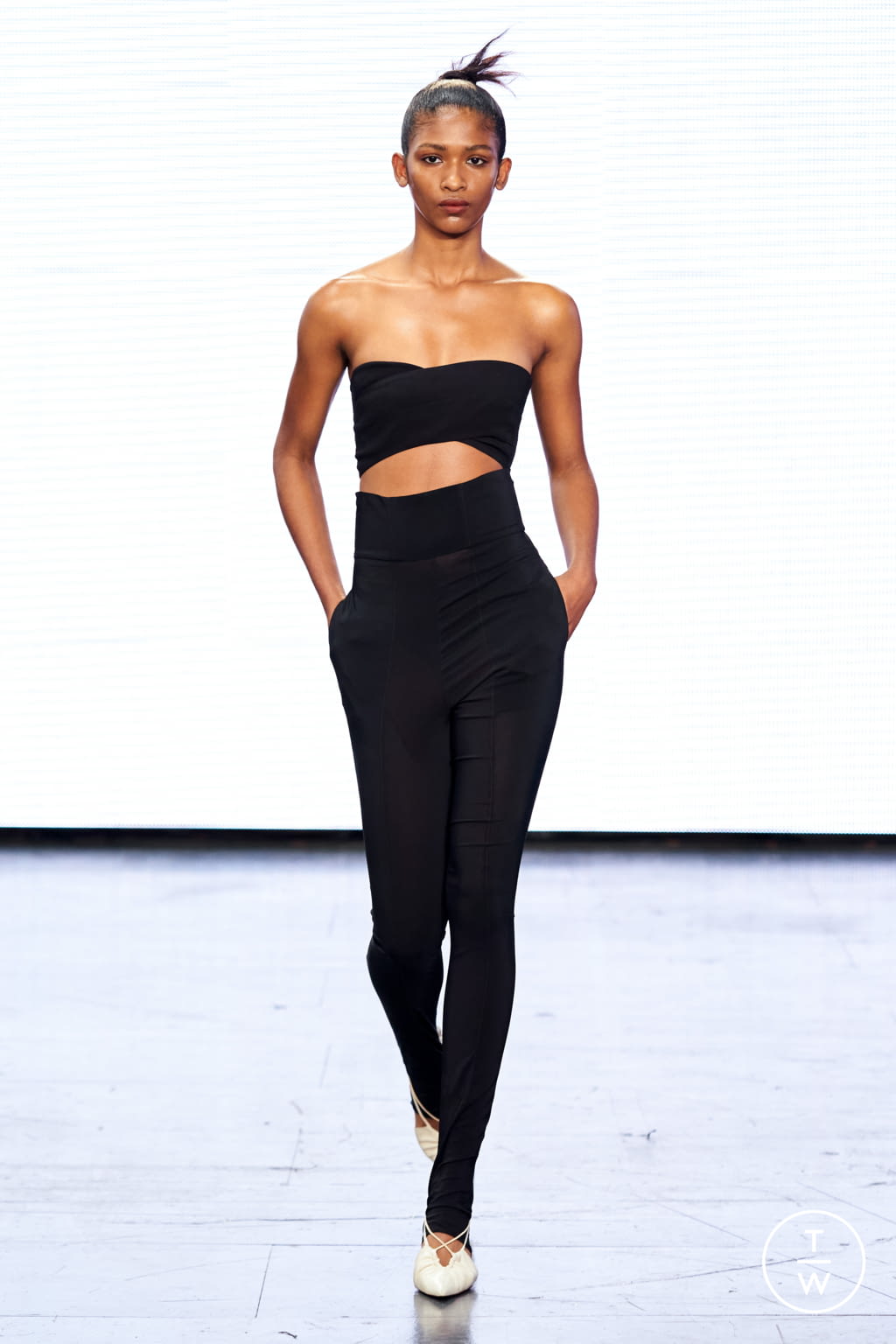 Fashion Week London Spring/Summer 2022 look 19 de la collection Nensi Dojaka womenswear