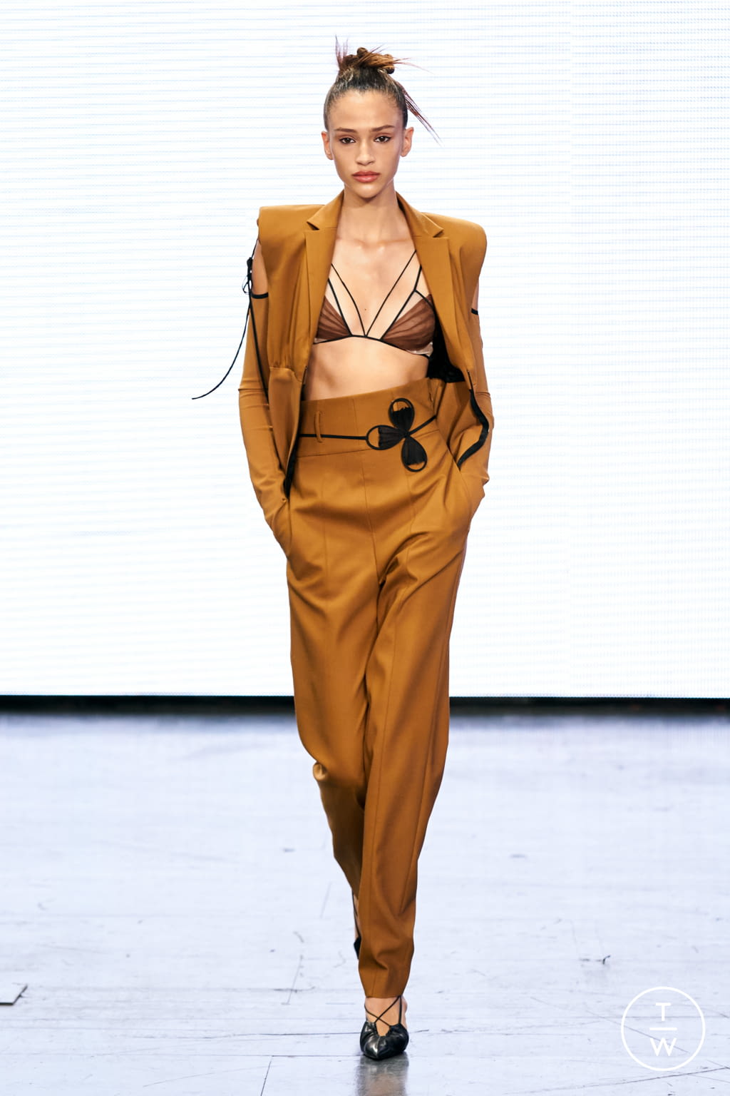 Fashion Week London Spring/Summer 2022 look 28 from the Nensi Dojaka collection 女装