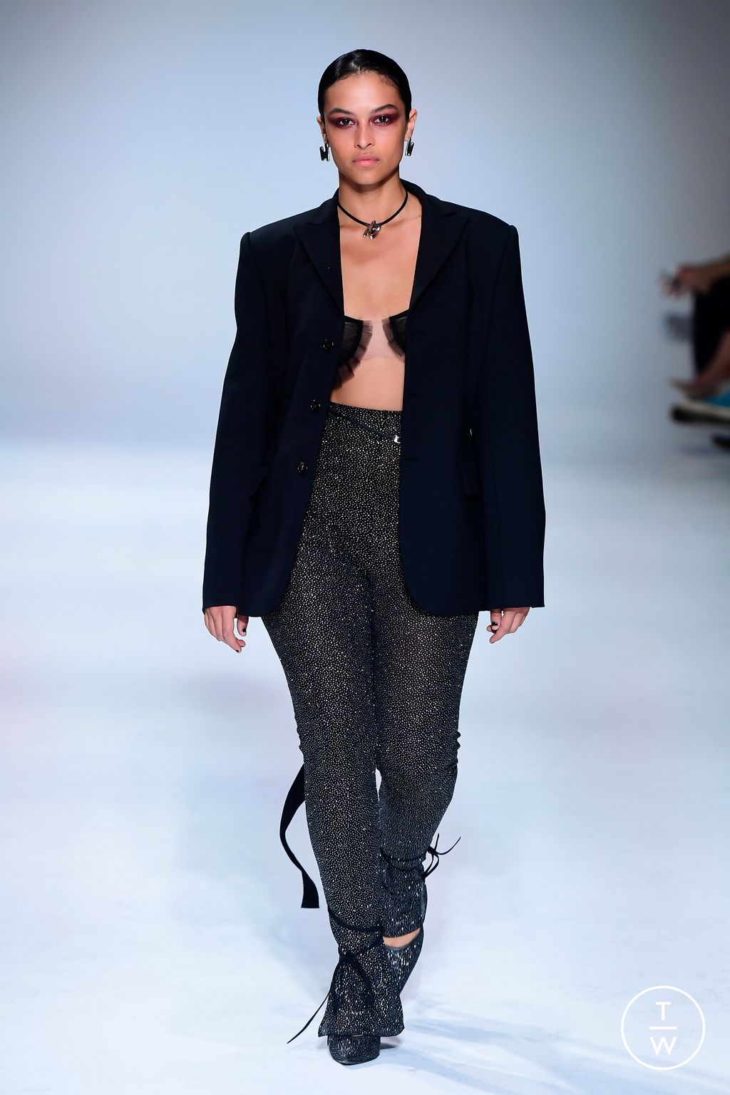 Fashion Week London Fall/Winter 2023 look 19 from the Nensi Dojaka collection 女装