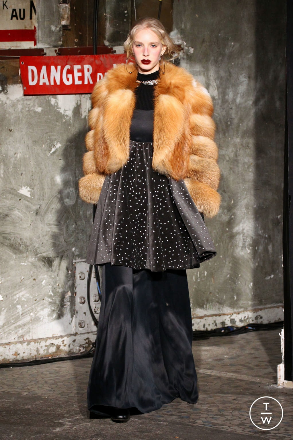 Fashion Week Paris Fall/Winter 2016 look 25 de la collection Neith Nyer womenswear