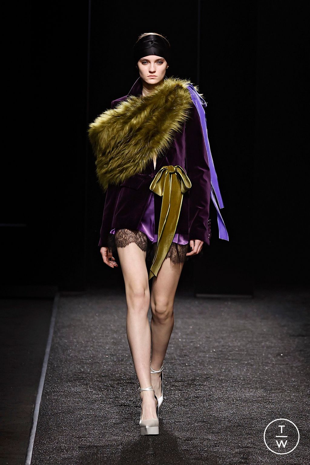 Fashion Week Paris Fall/Winter 2025 look 2 de la collection Nina Ricci womenswear