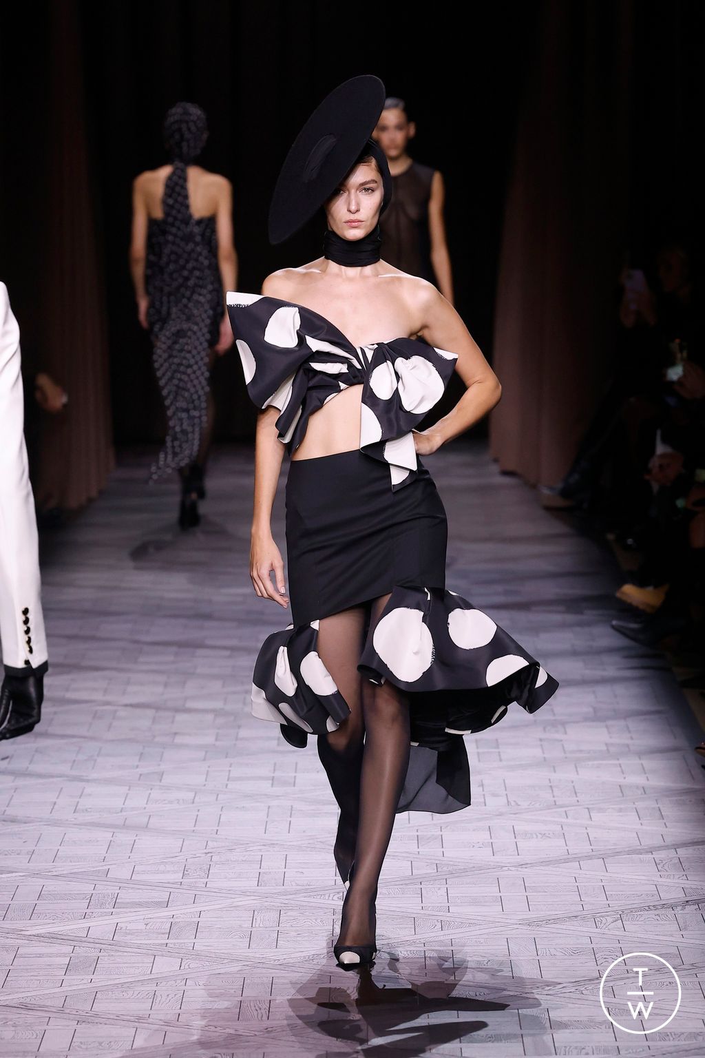 Fashion Week Paris Spring-Summer 2025 look 19 from the Nina Ricci collection 女装