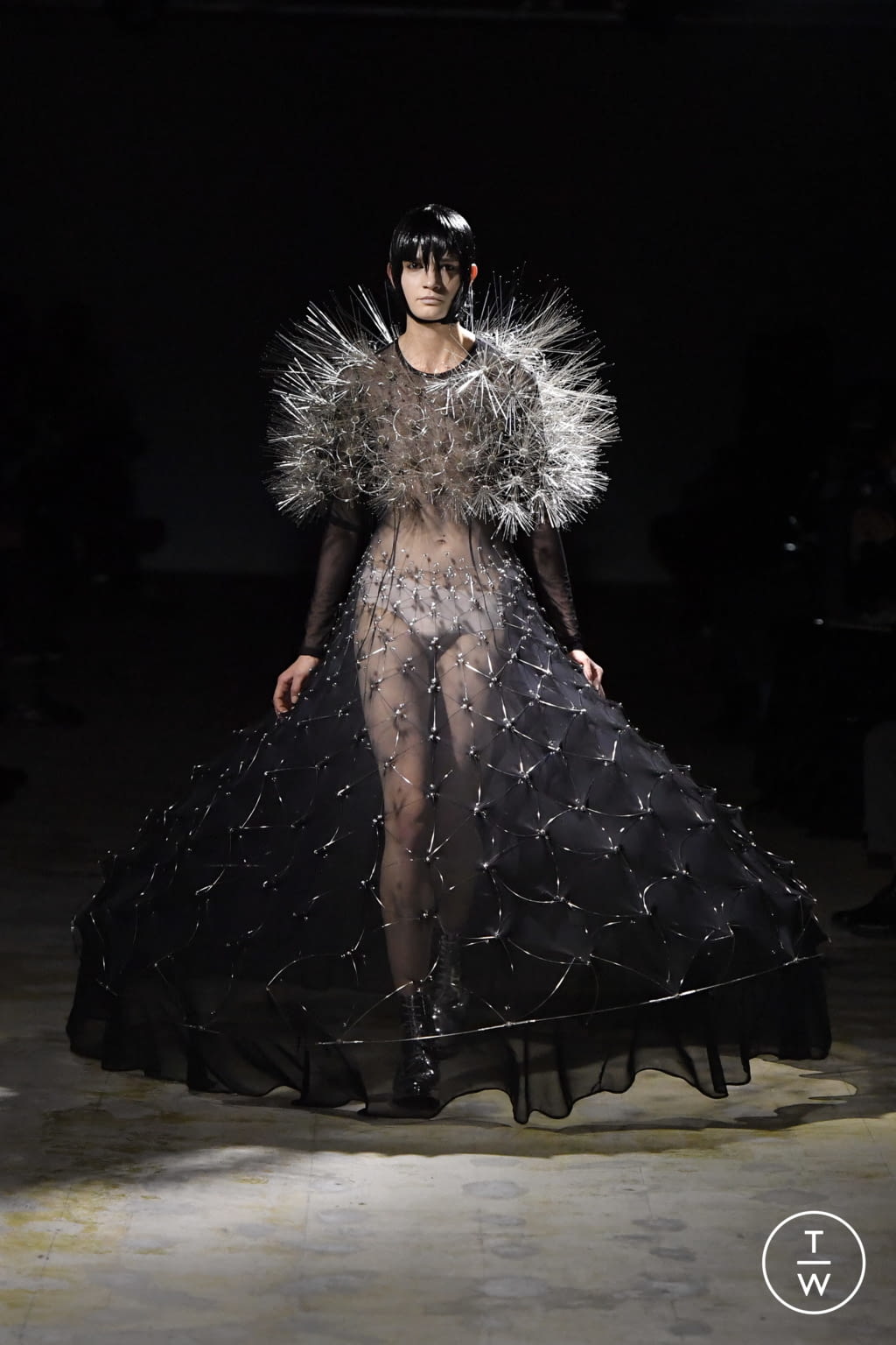 Fashion Week Paris Fall/Winter 2021 look 1 de la collection Noir Kei Ninomiya womenswear
