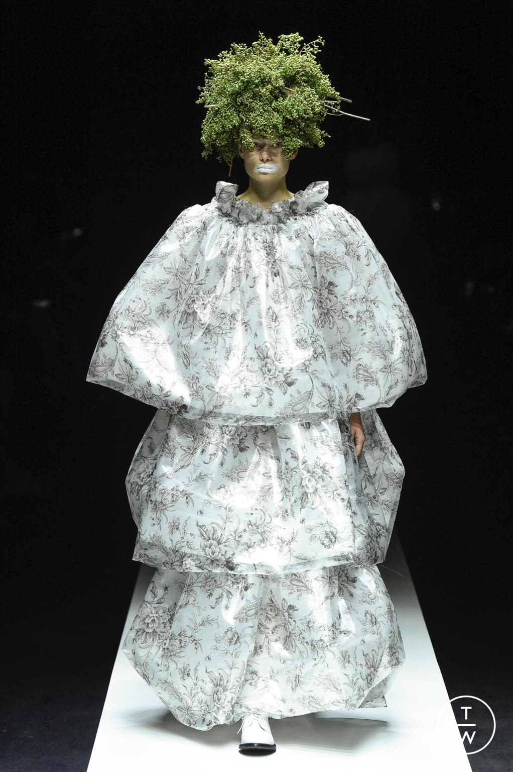 Fashion Week Paris Spring/Summer 2020 look 10 from the Noir Kei Ninomiya collection 女装