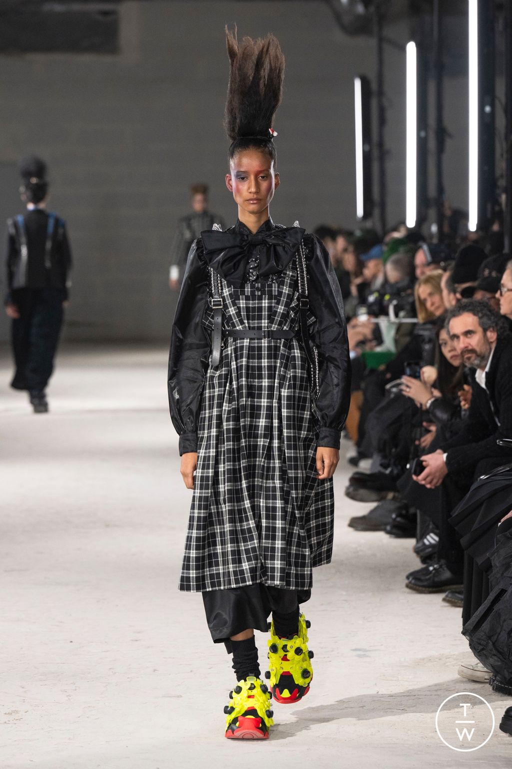 Fashion Week Paris Fall/Winter 2024 look 14 de la collection Noir Kei Ninomiya womenswear