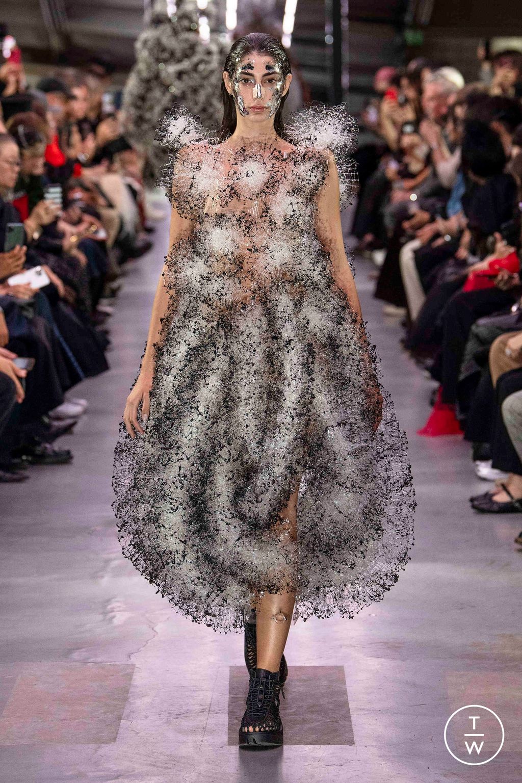 Fashion Week Paris Spring/Summer 2024 look 17 de la collection Noir Kei Ninomiya womenswear