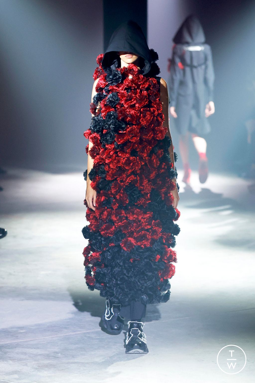 Fashion Week Paris Spring/Summer 2025 look 24 from the Noir Kei Ninomiya collection womenswear