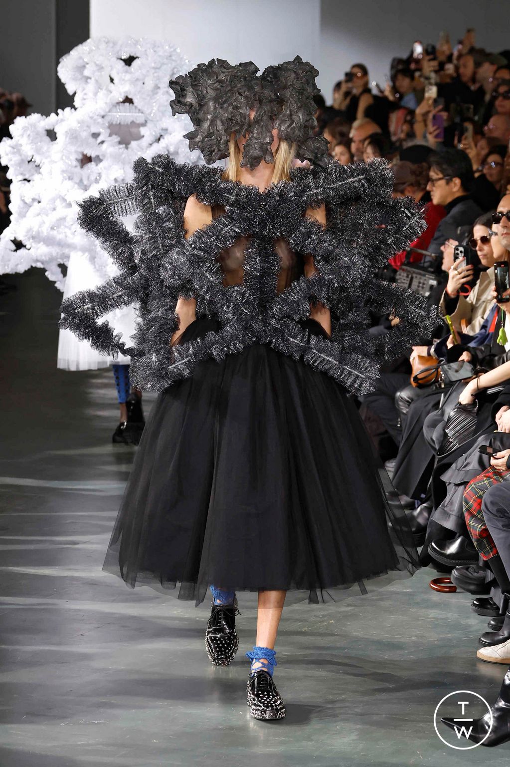 Fashion Week Paris Spring/Summer 2026 look 28 from the Noir Kei Ninomiya collection 女装