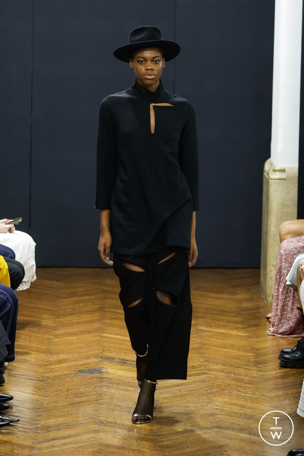 Fashion Week Milan Fall/Winter 2023 look 1 de la collection Oblique Creations womenswear