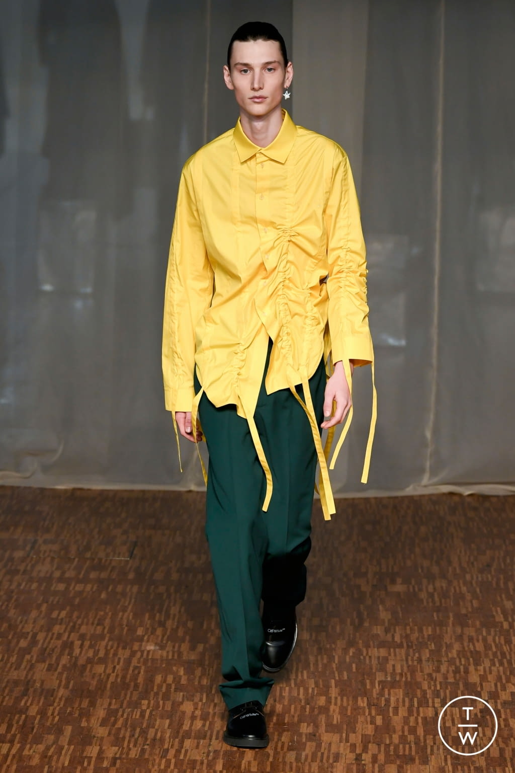 Fashion Week Paris Fall/Winter 2020 look 33 from the Off-White collection 男装