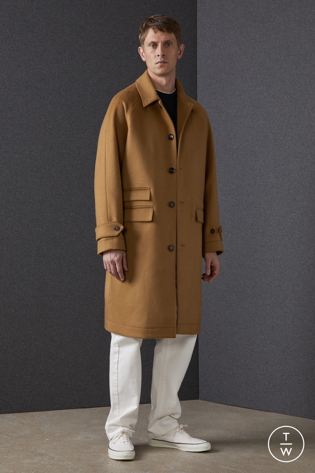 Fashion Week Paris Fall/Winter 2022 look 2 from the Officine Générale collection menswear