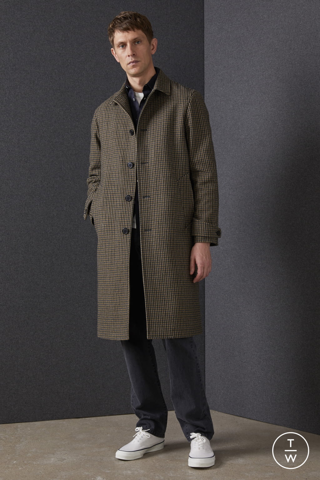 Fashion Week Paris Fall/Winter 2022 look 29 from the Officine Générale collection menswear