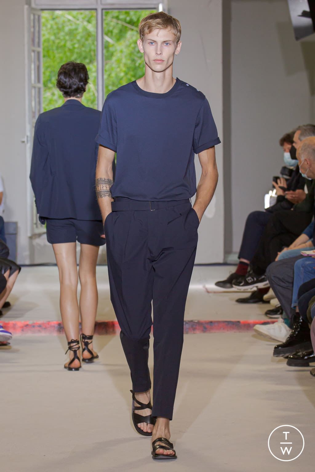 Fashion Week Paris Spring/Summer 2022 look 6 from the Officine Générale collection 男装