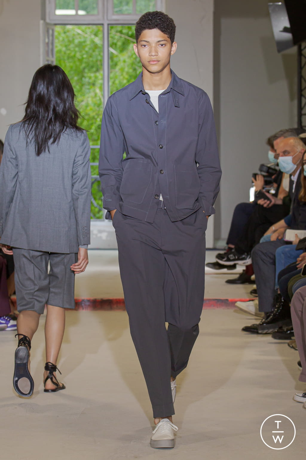 Fashion Week Paris Spring/Summer 2022 look 23 from the Officine Générale collection 男装
