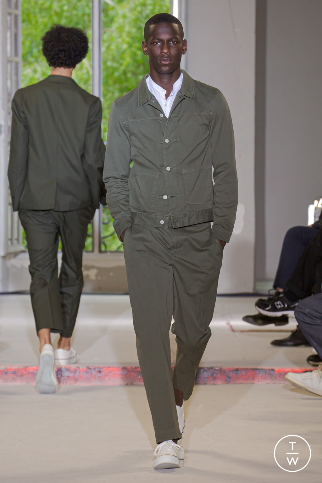 Fashion Week Paris Spring/Summer 2022 look 33 from the Officine Générale collection 男装