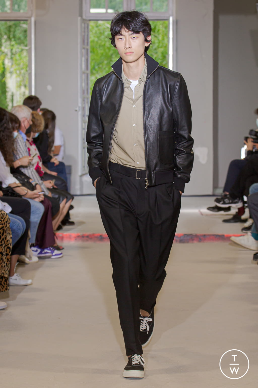 Fashion Week Paris Spring/Summer 2022 look 37 from the Officine Générale collection 男装