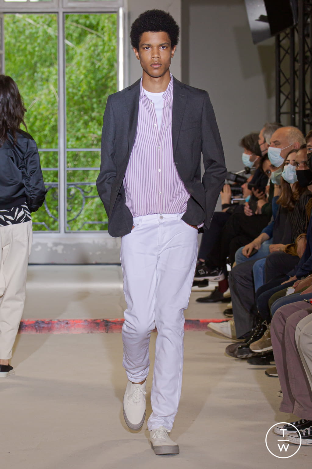Fashion Week Paris Spring/Summer 2022 look 45 from the Officine Générale collection 男装