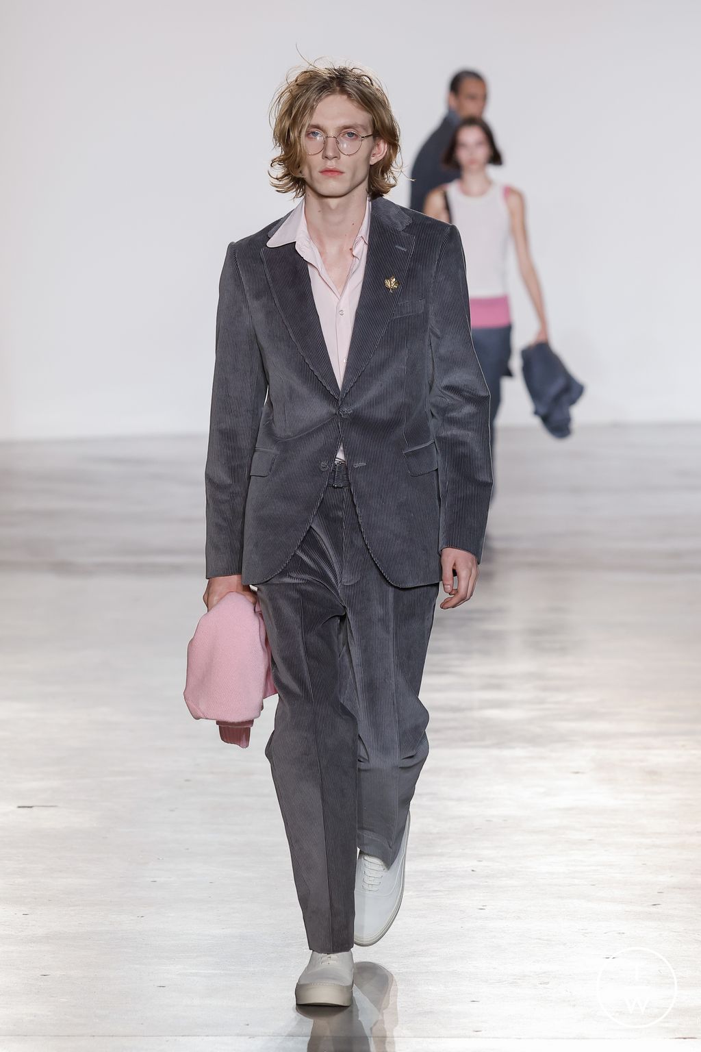 Fashion Week Paris Fall/Winter 2023 look 33 from the Officine Générale collection menswear