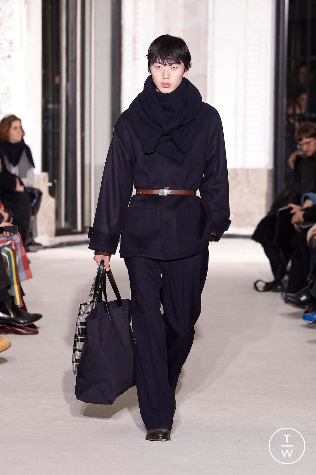 Fashion Week Paris Fall/Winter 2024 look 16 de la collection Officine Générale menswear