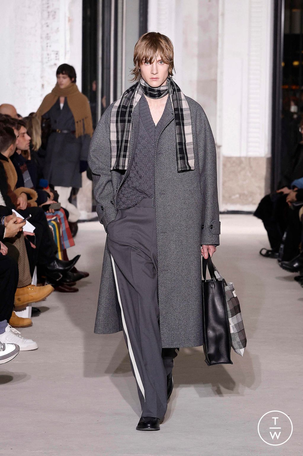 Fashion Week Paris Fall/Winter 2024 look 24 from the Officine Générale collection menswear