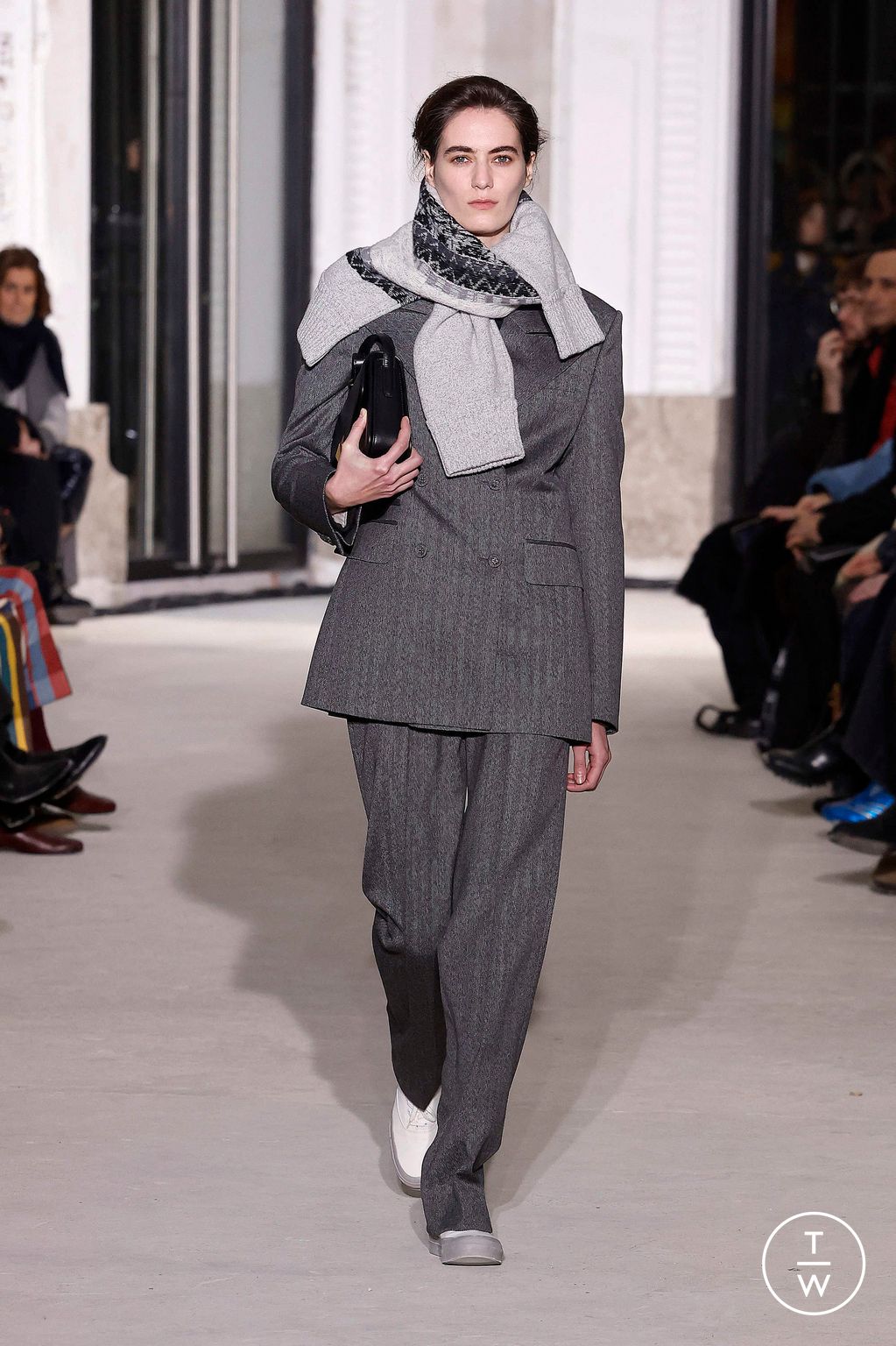 Fashion Week Paris Fall/Winter 2024 look 28 de la collection Officine Générale menswear