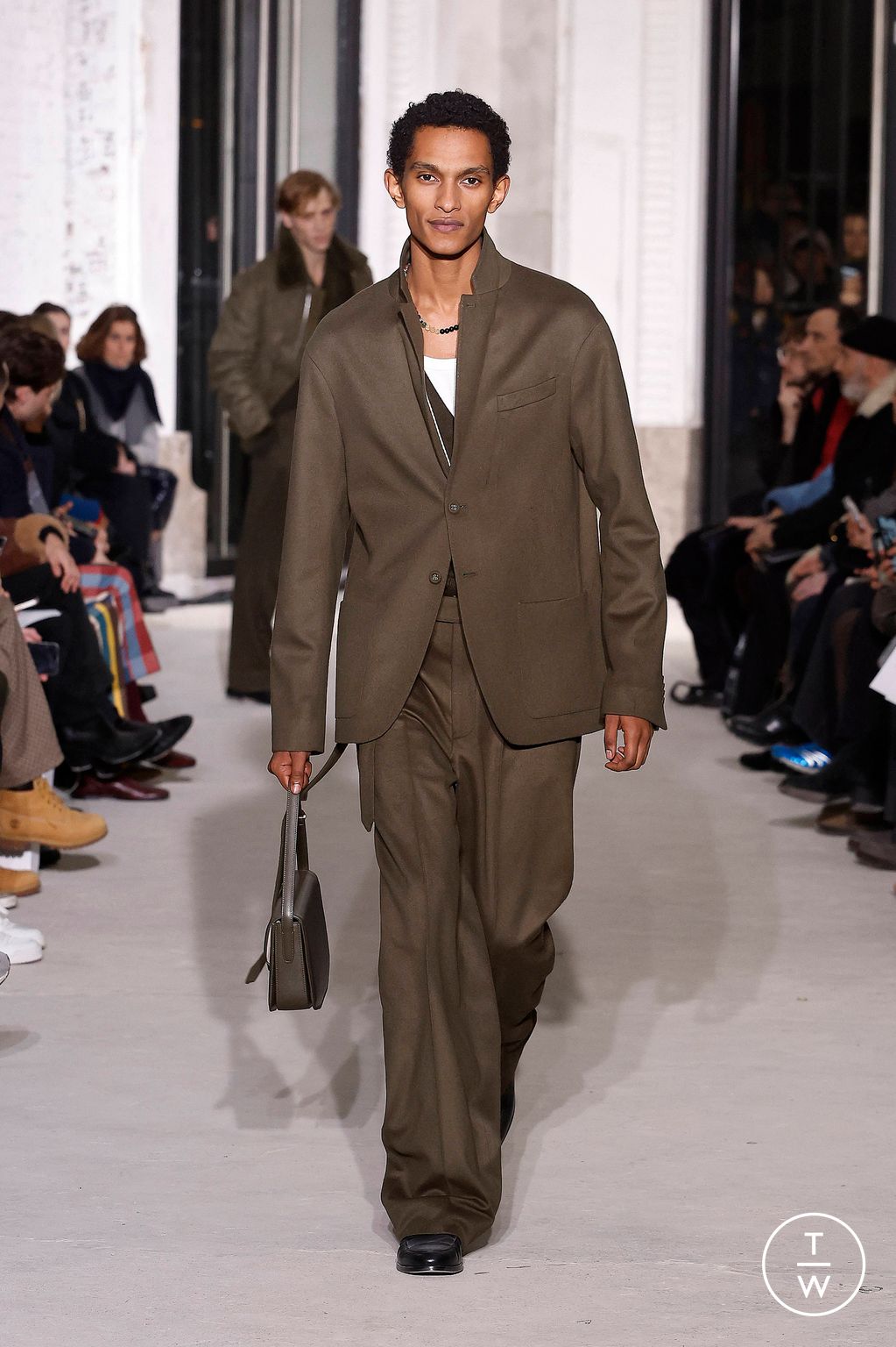 Fashion Week Paris Fall/Winter 2024 look 33 from the Officine Générale collection 男装