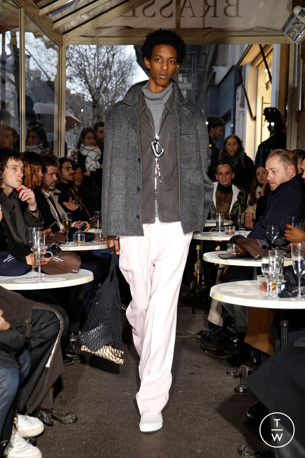 Fashion Week Paris Fall/Winter 2025 look 16 from the Officine Générale collection 男装