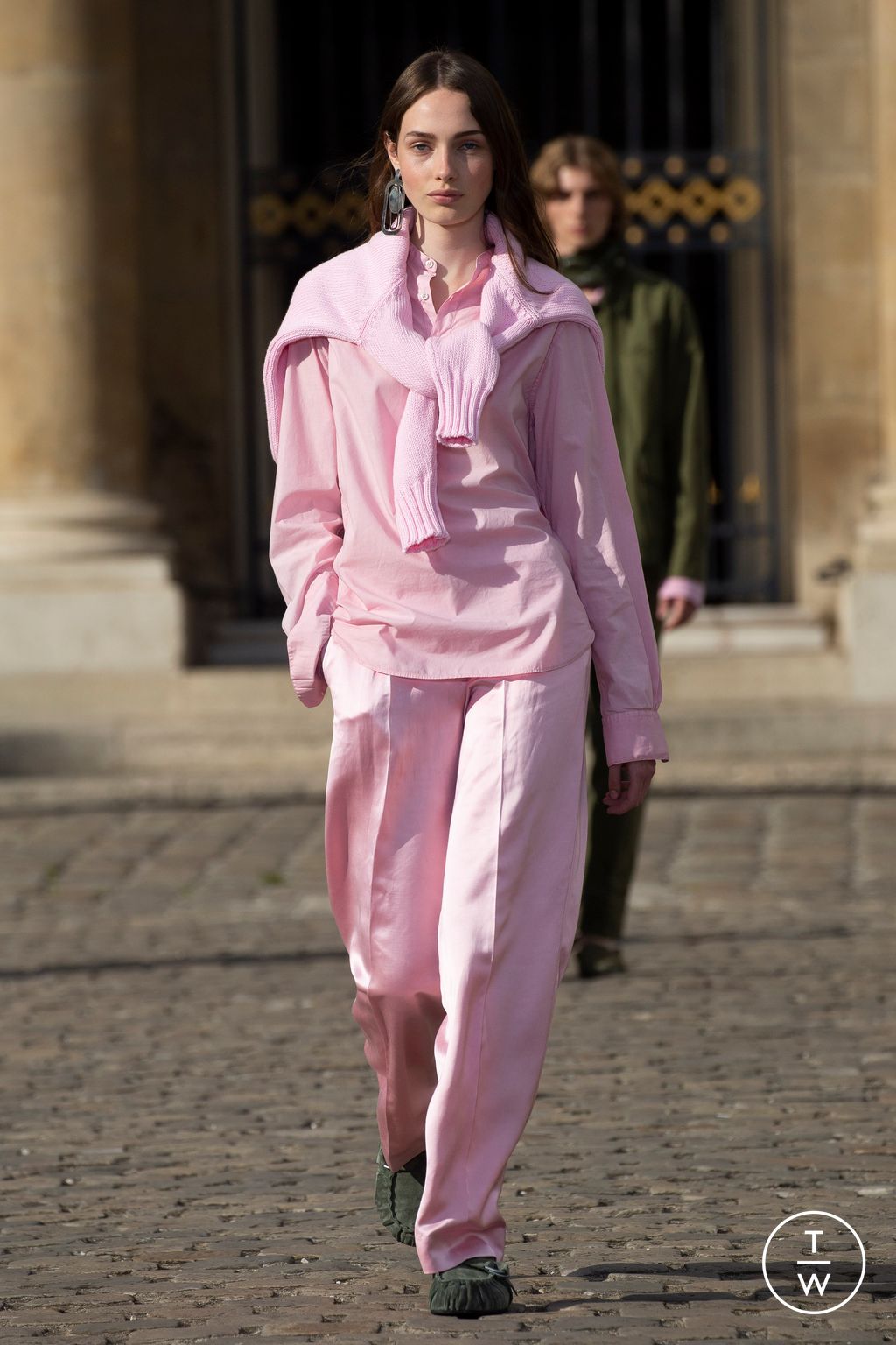 Fashion Week Paris Spring/Summer 2023 look 33 from the Officine Générale collection 男装