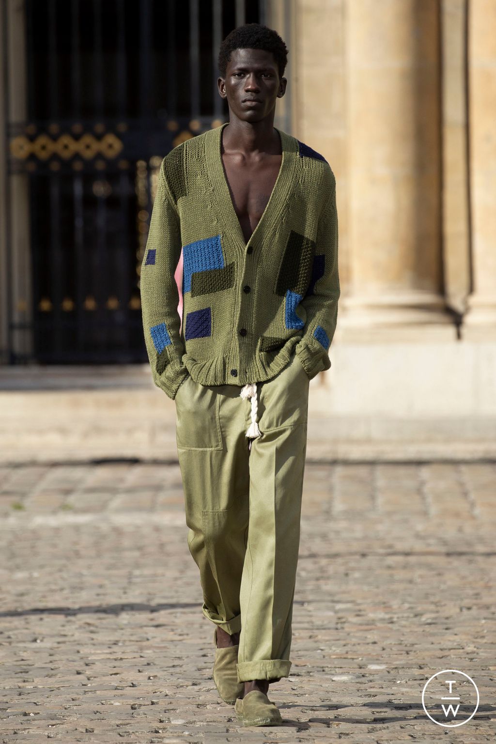 Fashion Week Paris Spring/Summer 2023 look 35 from the Officine Générale collection 男装