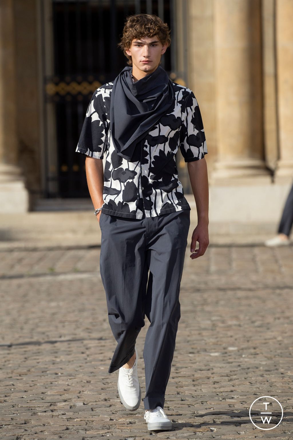 Fashion Week Paris Spring/Summer 2023 look 40 from the Officine Générale collection 男装