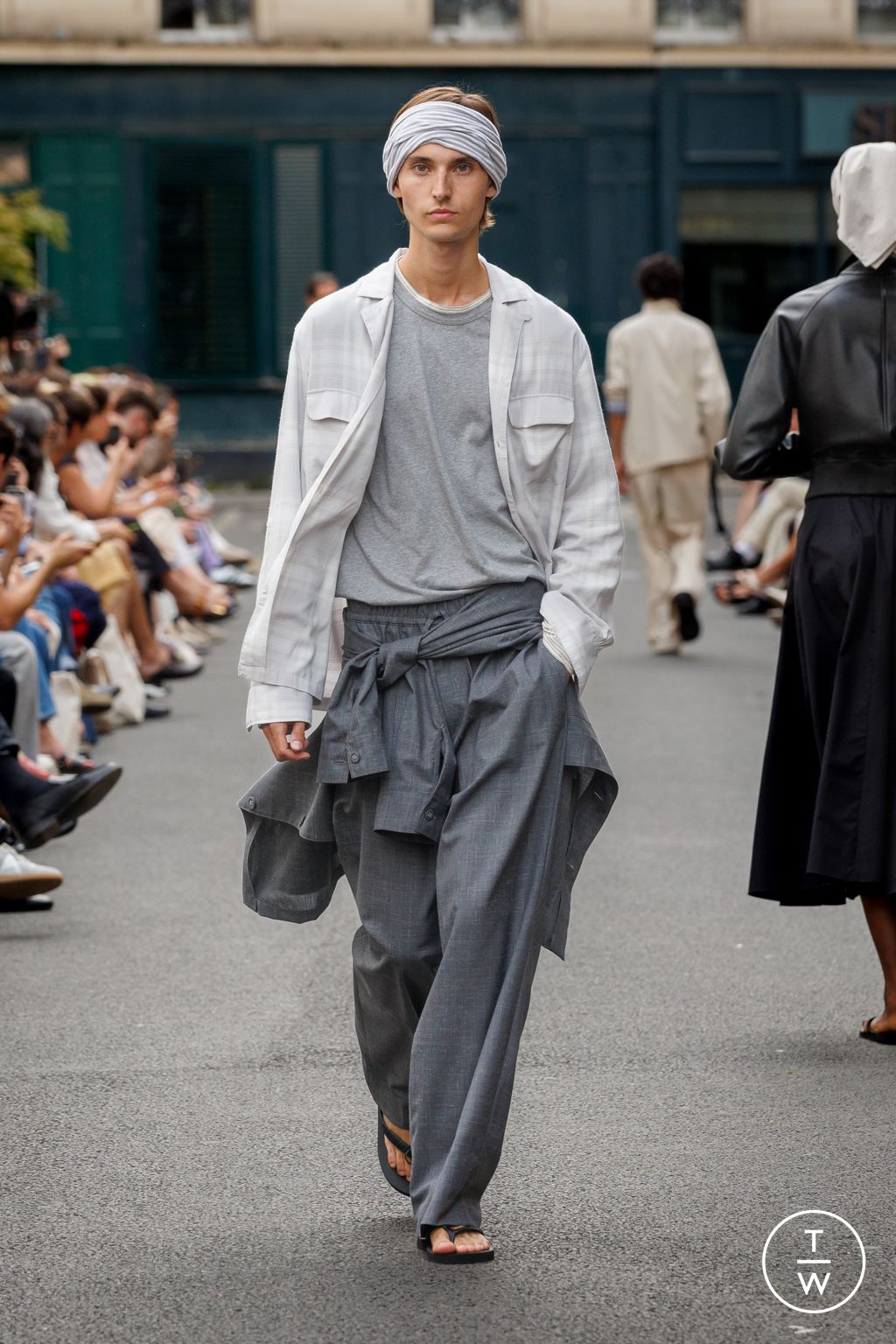 Fashion Week Paris Spring/Summer 2026 look 33 from the Officine Générale collection menswear