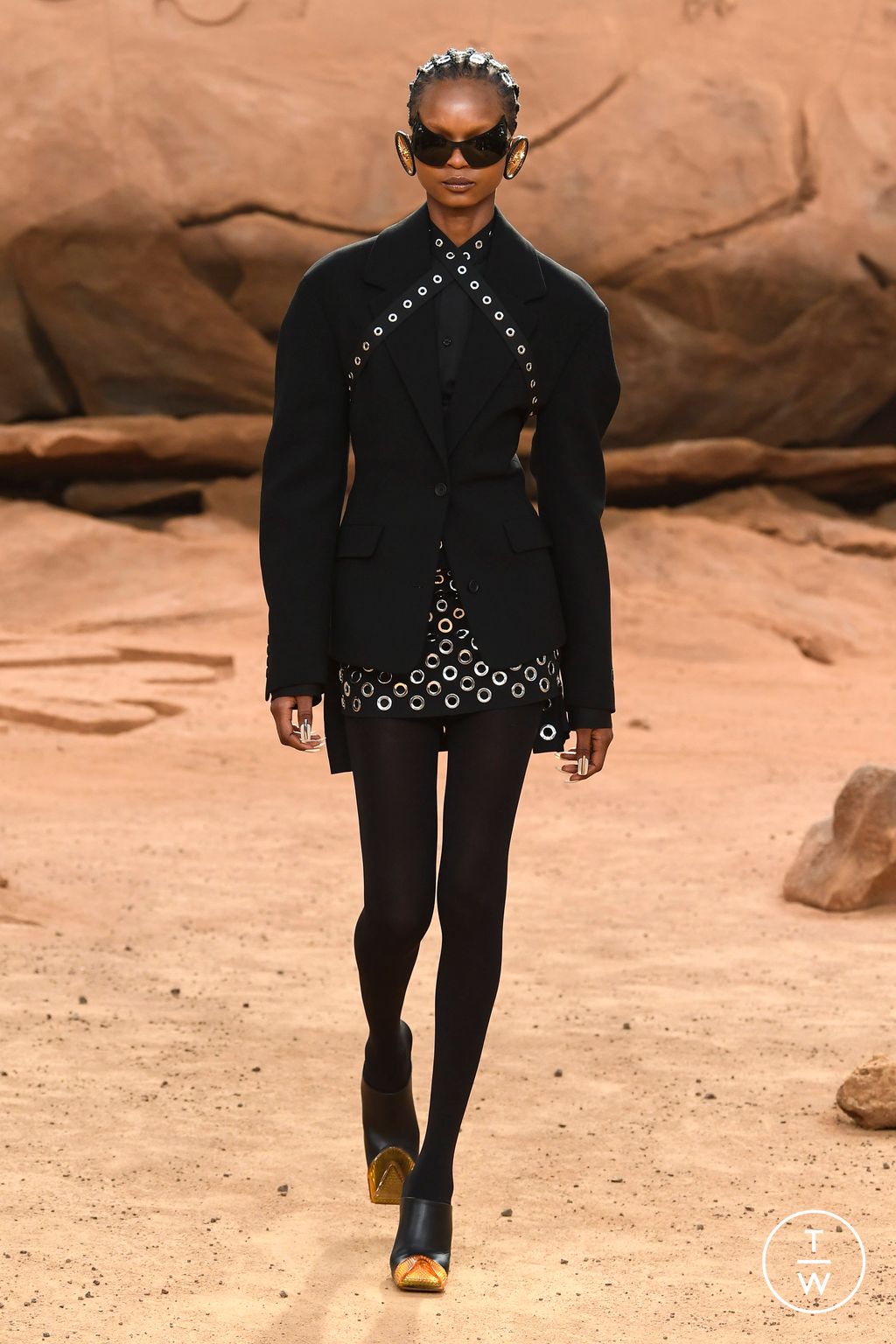 Fashion Week Paris Fall/Winter 2023 look 1 from the Off-White collection 女装