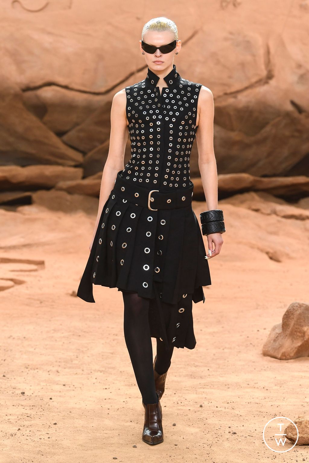 Fashion Week Paris Fall/Winter 2023 look 9 from the Off-White collection 女装