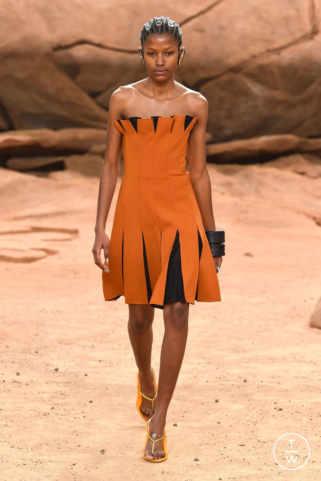 Fashion Week Paris Fall/Winter 2023 look 10 from the Off-White collection womenswear